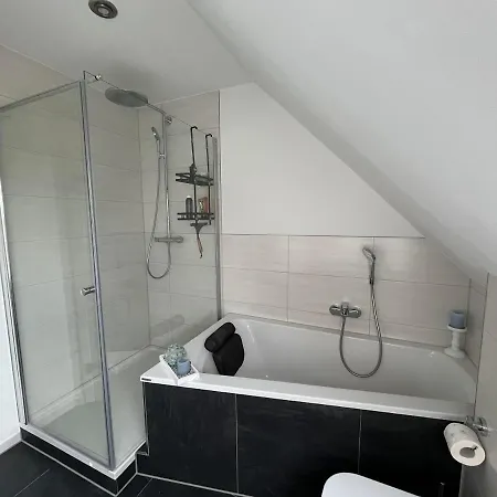 105 Qm Neues Klimatisiertes Fuer Familien Privater Parkplatz