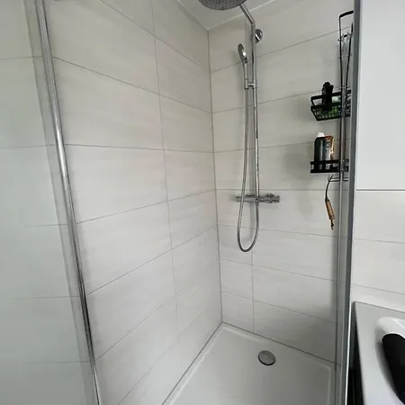 105 Qm Neues Klimatisiertes Fuer Familien Privater Parkplatz קמניץ