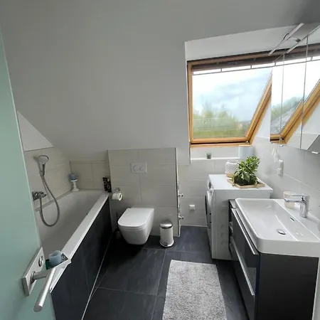 105 Qm Neues Klimatisiertes Fuer Familien Privater Parkplatz קמניץ