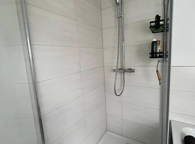 105 Qm Neues Klimatisiertes Fuer Familien Privater Parkplatz 开姆尼茨